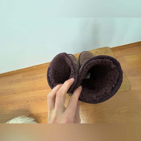 UGG Classic Short Boot - Picture 2 of 6